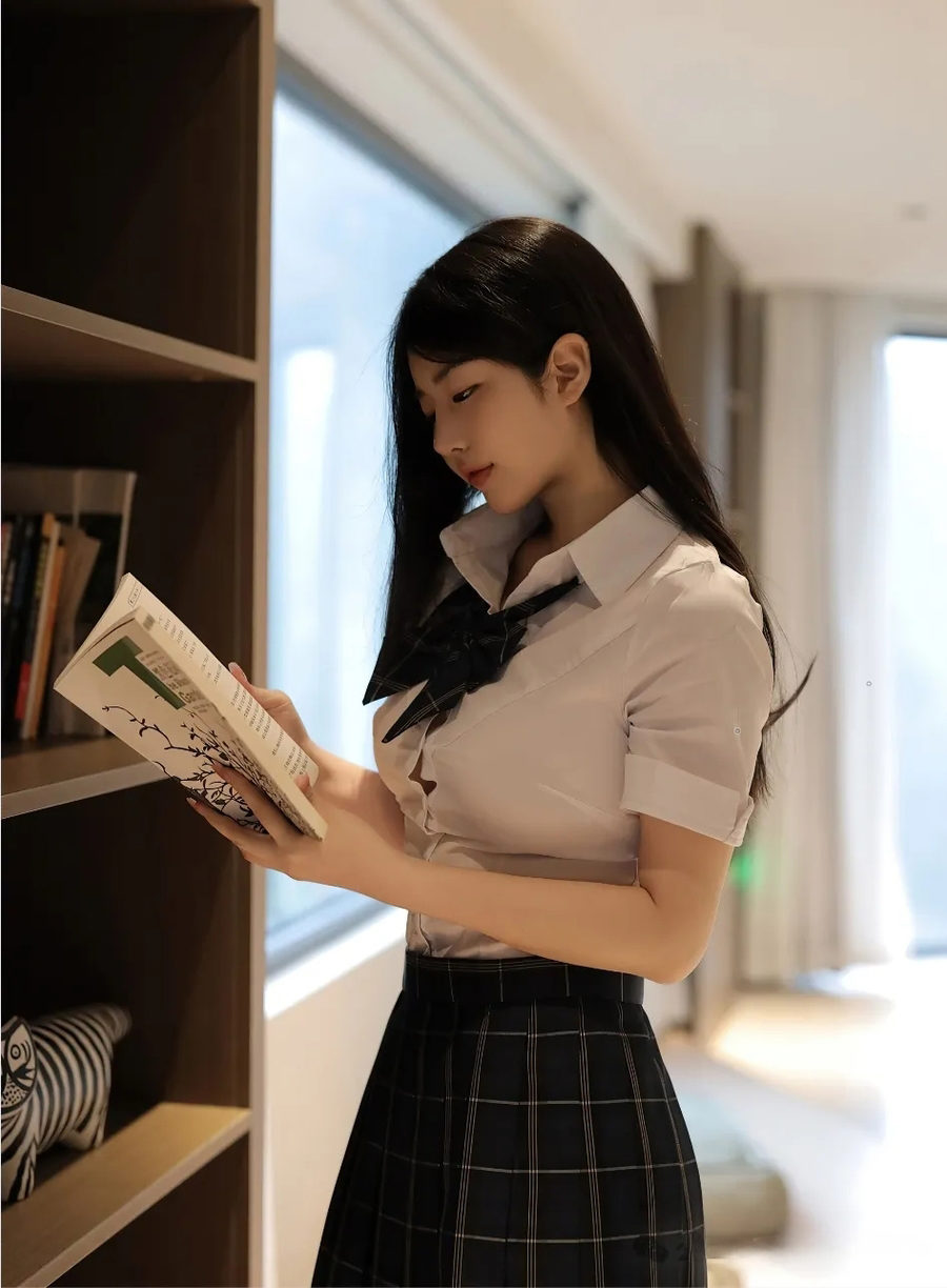 陈小花,校服日常与神秘时刻,小花兔子JK时光