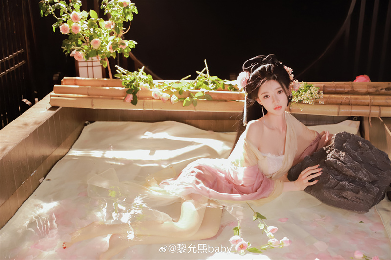 黎允熙baby微密圈资源分享，金主紫色氛围灯事件真相揭秘