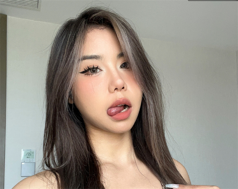 黑闰润是干嘛的,她的微密里面有什么