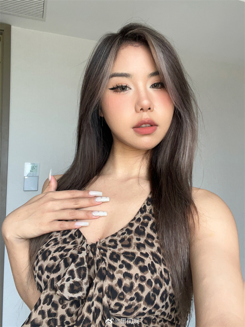 黑闰润是干嘛的,她的微密里面有什么