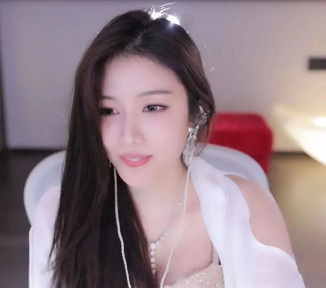 斗鱼舞蹈一姐萌七复播,大尺度舞蹈不小心走光,仅一晚被扣6分!插图6 斗鱼舞蹈一姐萌七复播,大尺度舞蹈不小心走光,仅一晚被扣6分!