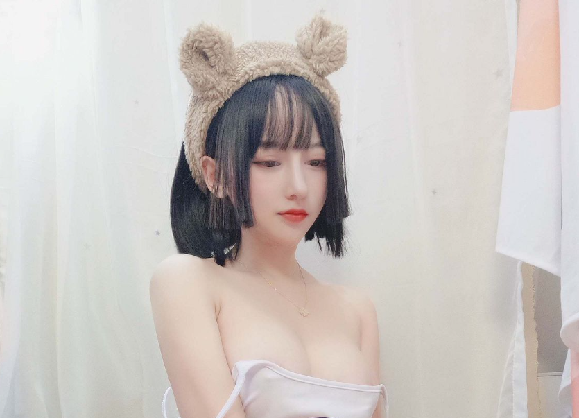 【白色吊带】过期米线线喵的最新力作，甜美可爱的魅力尽显！喵~