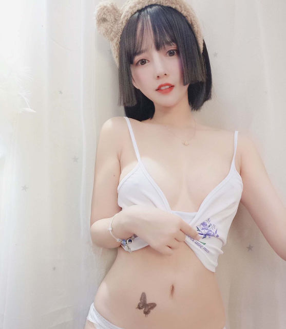 【白色吊带】过期米线线喵的最新力作，甜美可爱的魅力尽显！喵~