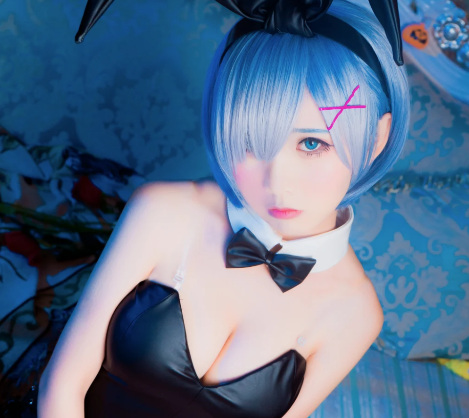 面饼仙儿《兔女郎》：神秘魅力展现，引人入胜