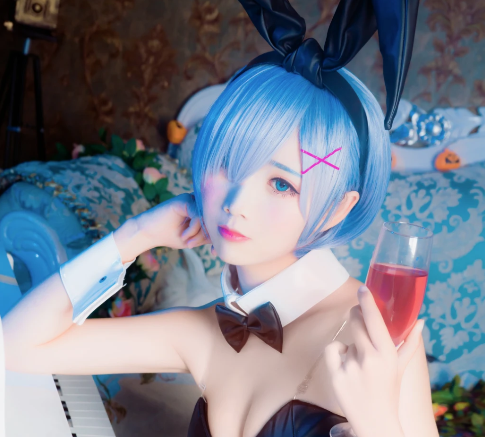 面饼仙儿《兔女郎》：神秘魅力展现，引人入胜