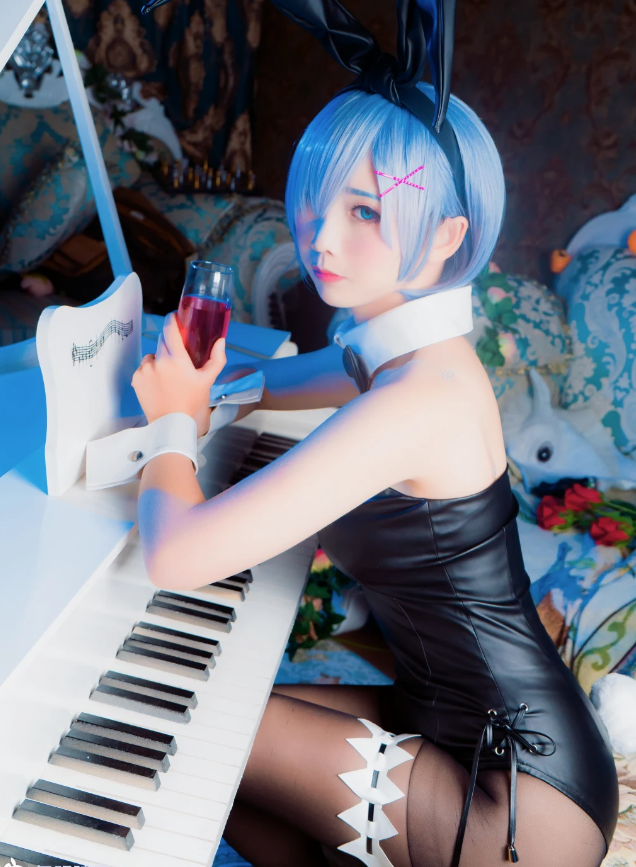 面饼仙儿《兔女郎》：神秘魅力展现，引人入胜