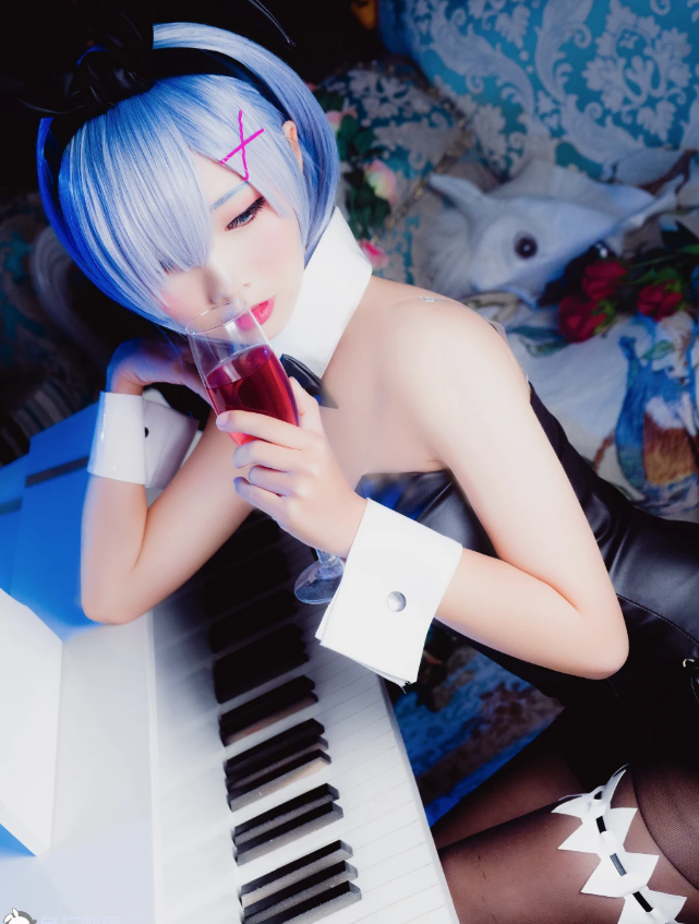 面饼仙儿《兔女郎》：神秘魅力展现，引人入胜