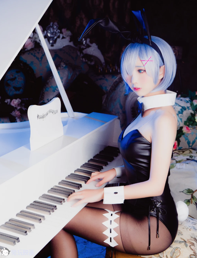 面饼仙儿《兔女郎》：神秘魅力展现，引人入胜