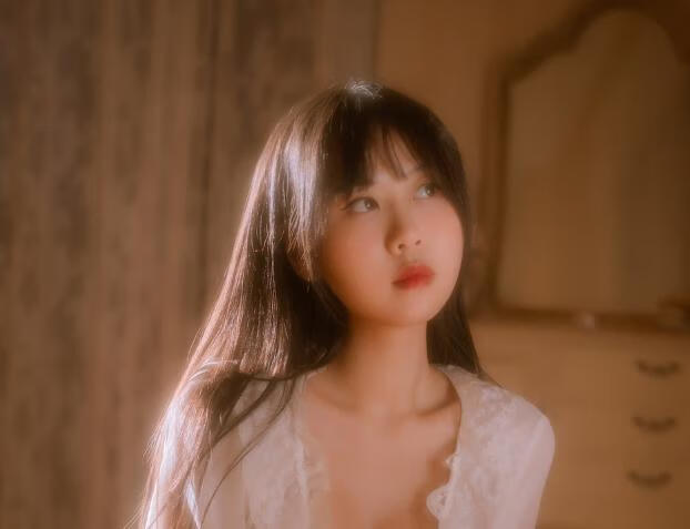 萌芽儿o0《金色套装》作品赏析：白色诱惑，金色璀璨，如梦似幻！