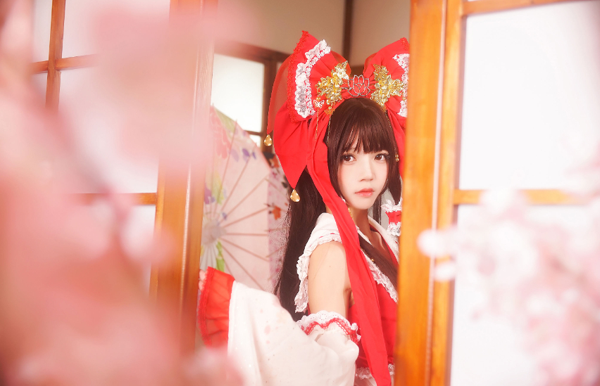 疯猫ss《灵梦》：活力四溢的博丽巫女角色扮演！