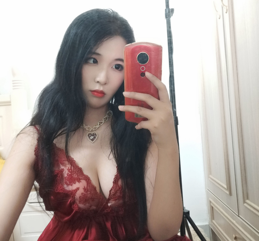 自拍达人轩萧学姐，《酒红色睡衣》自然美勾勒出别样韵味！
