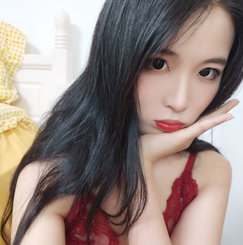 自拍达人轩萧学姐，《酒红色睡衣》自然美勾勒出别样韵味！