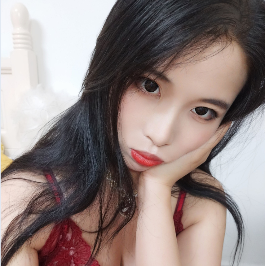 自拍达人轩萧学姐，《酒红色睡衣》自然美勾勒出别样韵味！