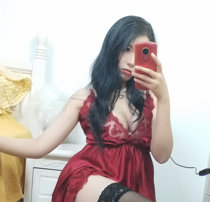 自拍达人轩萧学姐，《酒红色睡衣》自然美勾勒出别样韵味！