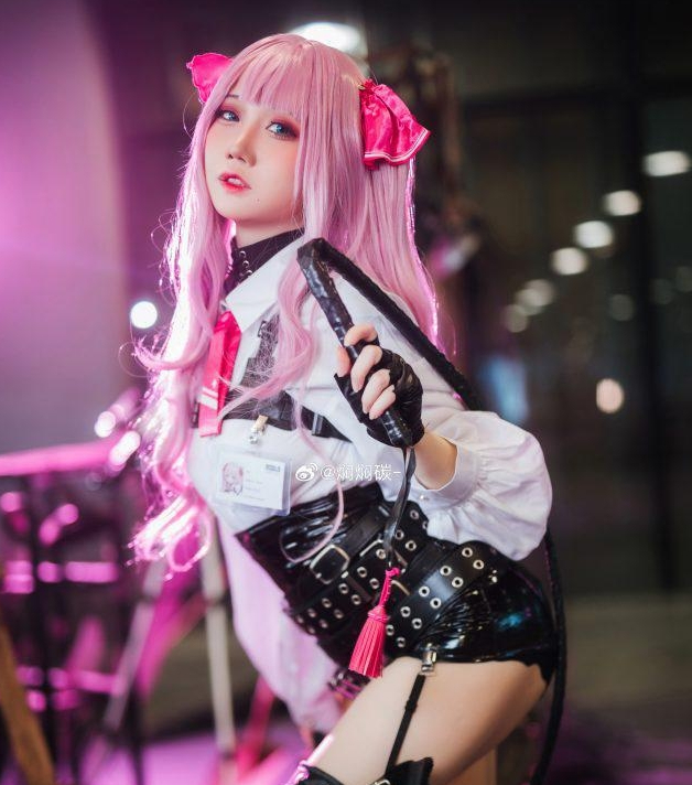 焖焖碳崭露头角：《胜利女神：妮姬》角色扮演火爆全场！