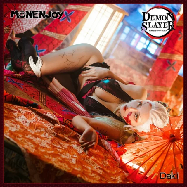 《鬼灭之刃》cosplay：女 coser 变身恶魔 Thuong Luc Daki