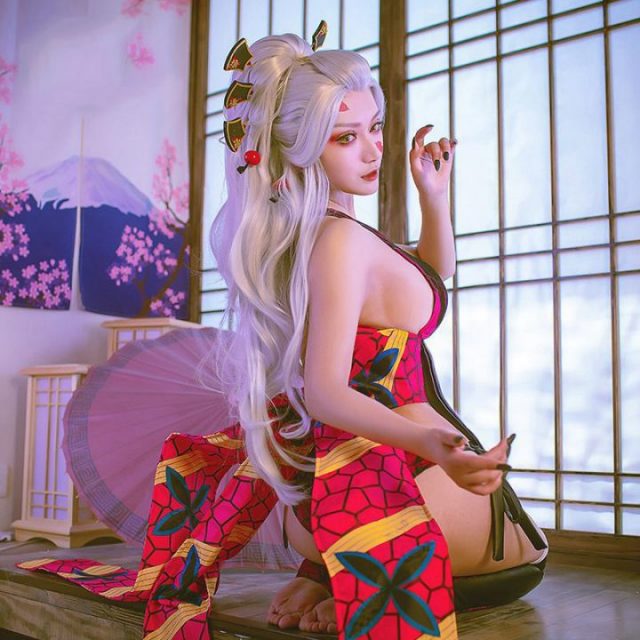 《鬼灭之刃》cosplay：女 coser 变身恶魔 Thuong Luc Daki