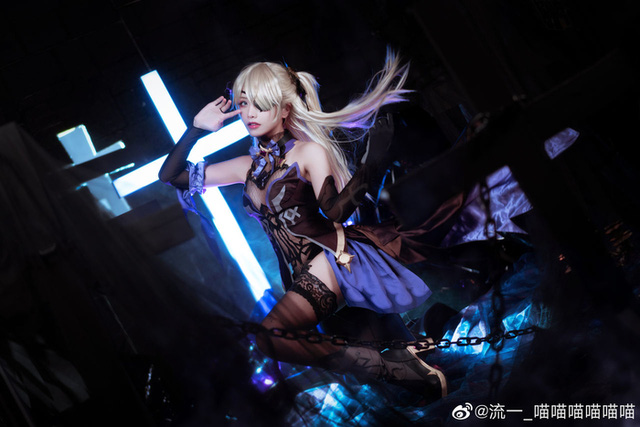 女coser@流一_喵喵喵喵喵喵化身《原神Impact》 中的“罪孽公主”菲谢尔