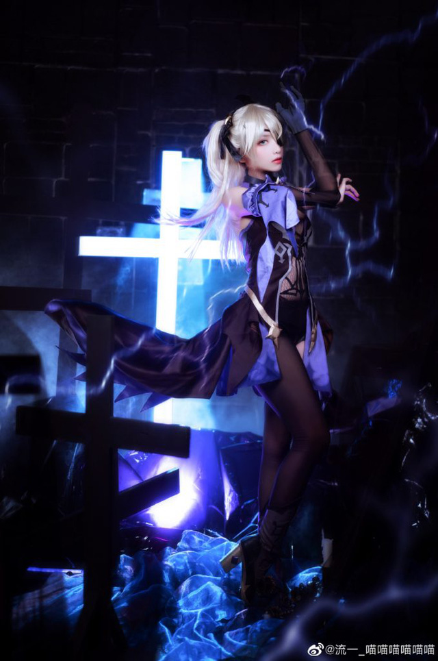 女coser@流一_喵喵喵喵喵喵化身《原神Impact》 中的“罪孽公主”菲谢尔