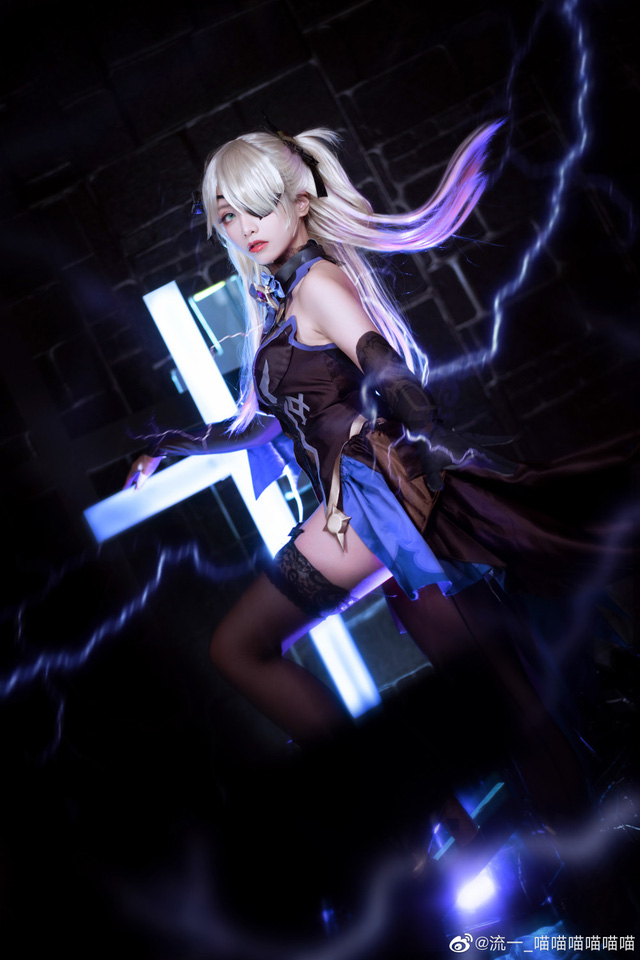 女coser@流一_喵喵喵喵喵喵化身《原神Impact》 中的“罪孽公主”菲谢尔