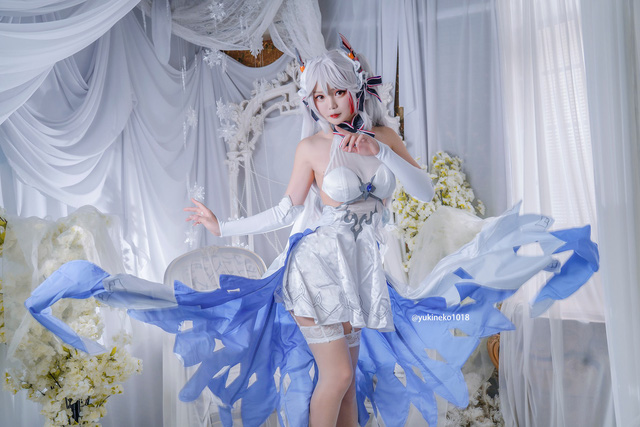 女 coser 在《碧蓝航线》 COS 欧根亲王，婀罗多姿俘获男人心
