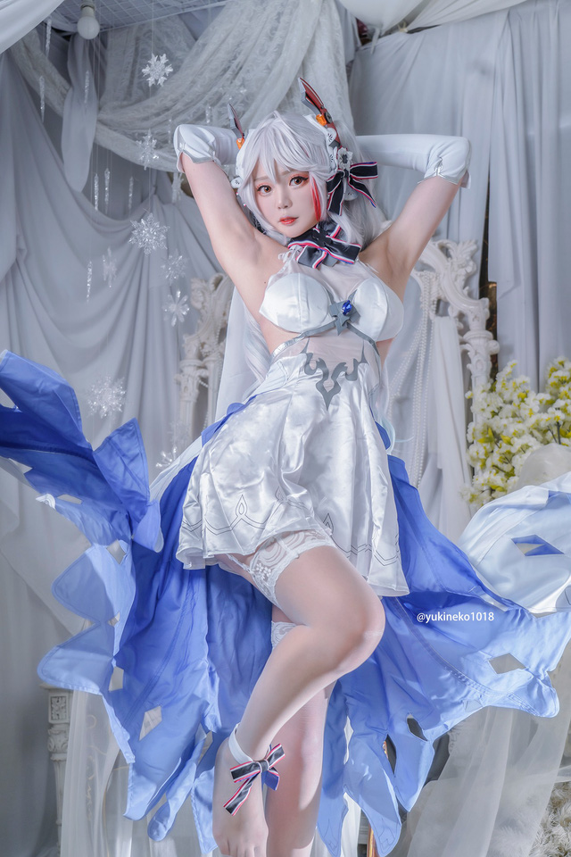女 coser 在《碧蓝航线》 COS 欧根亲王，婀罗多姿俘获男人心