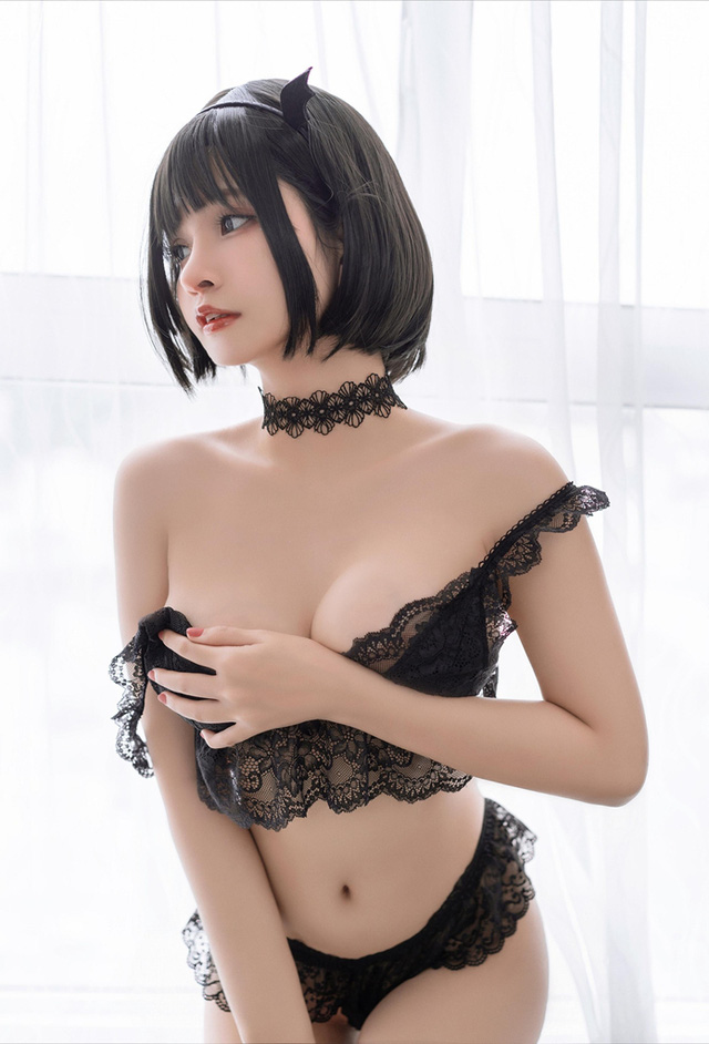 女 coser Azami 身穿蕾丝内衣，炫耀性感完美的身材