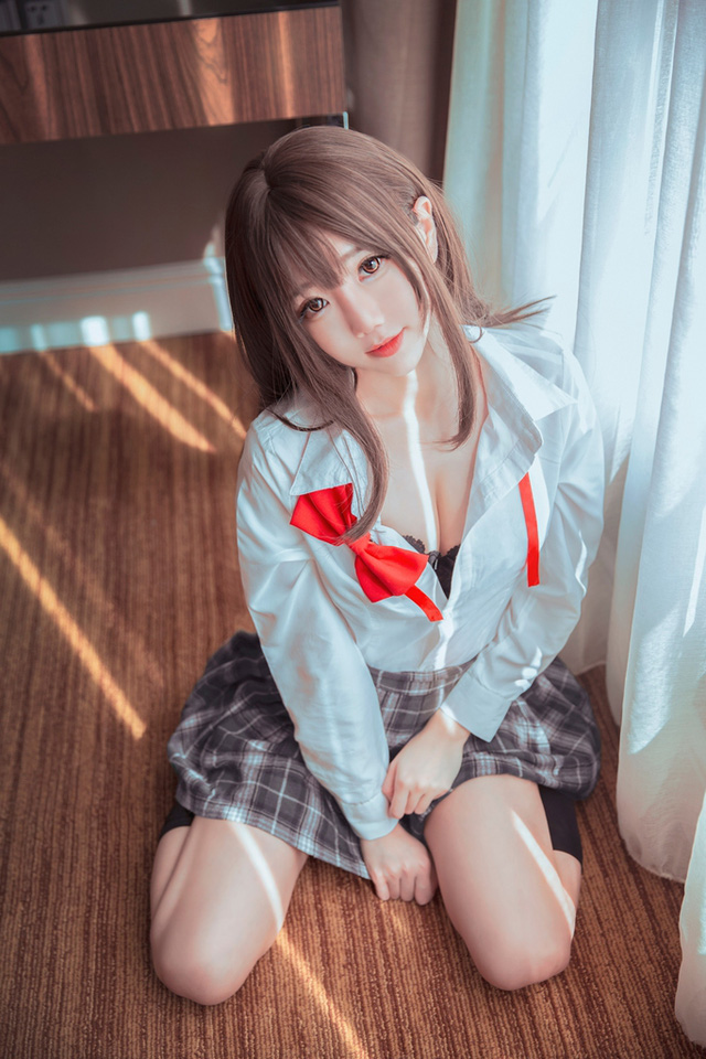 coser@Sally Dorasnow 变身性感“waifu”，令人难以移开视线
