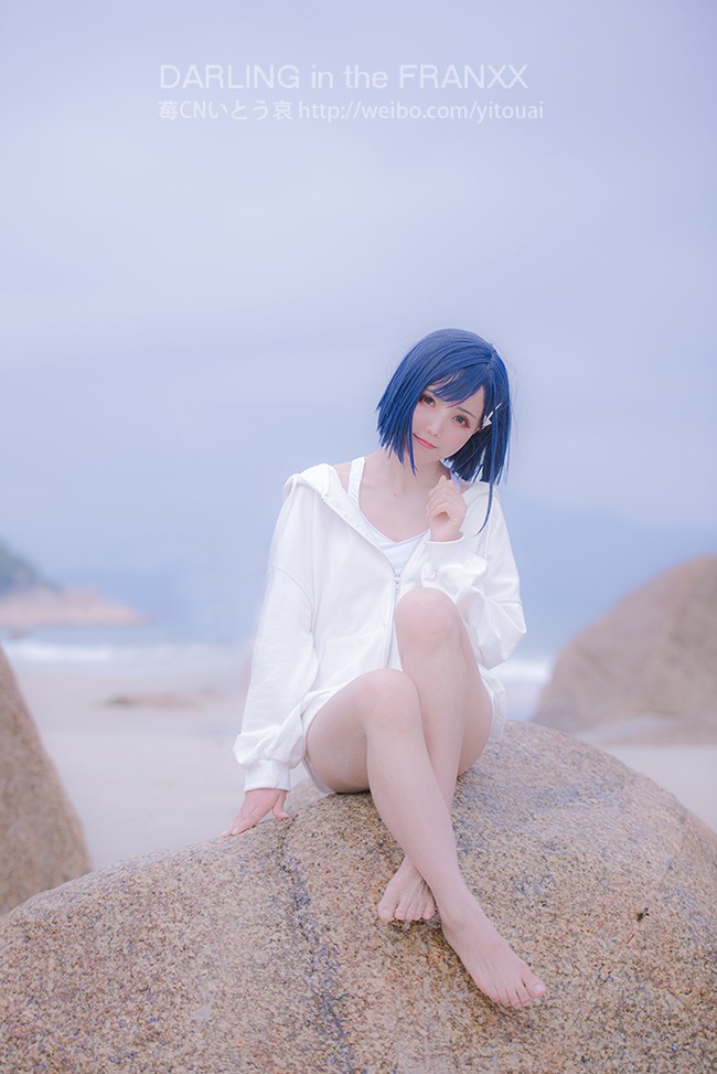 猫步她老公哀子 cos 作品 | 猫步她老公哀子 cos《DARLING in the FRANXX》莓