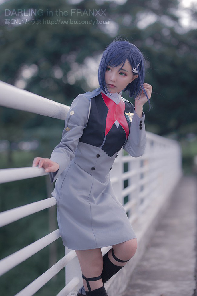 猫步她老公哀子 cos 作品 | 猫步她老公哀子 cos《DARLING in the FRANXX》莓