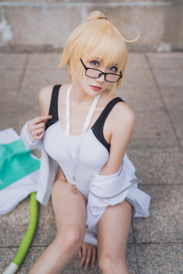 瓜希酱 cos 作品 | coser@瓜希酱 cos “泳装版”圣女贞德