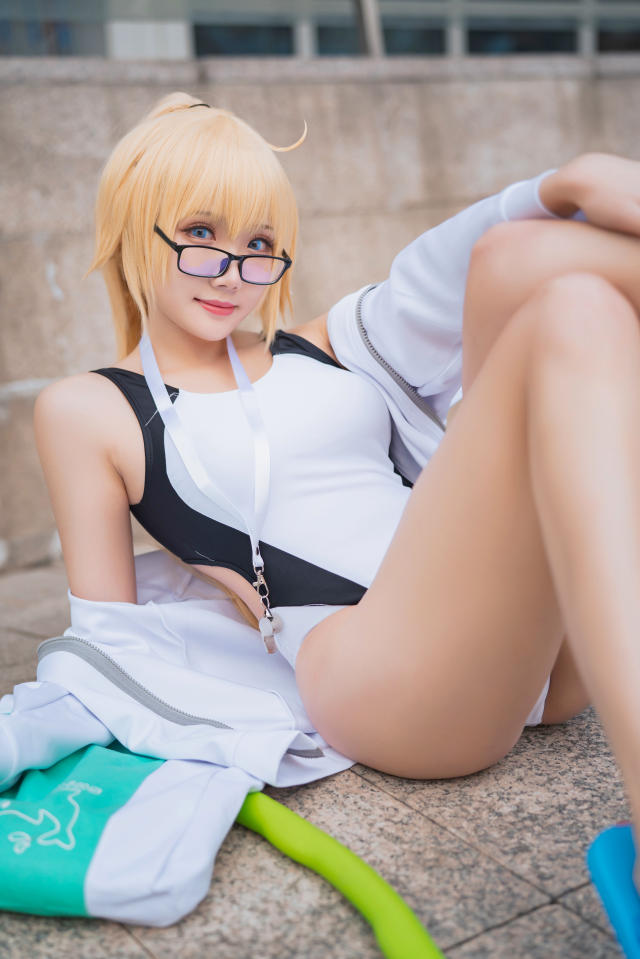 瓜希酱 cos 作品 | coser@瓜希酱 cos “泳装版”圣女贞德