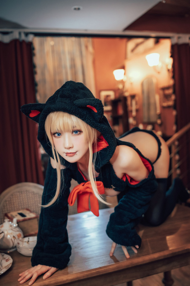 阿包也是兔娘 cos 作品 | 阿包也是兔娘 cos“小猫咪”，性感迷人