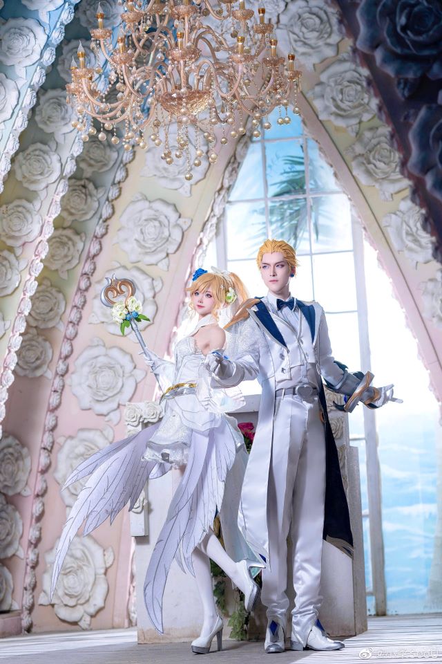《英雄联盟》:小柔SeeU和W小小白W的“水晶玫瑰”情侣cosplay 《英雄联盟》:小柔SeeU和W小小白W的“水晶玫瑰”情侣cosplay