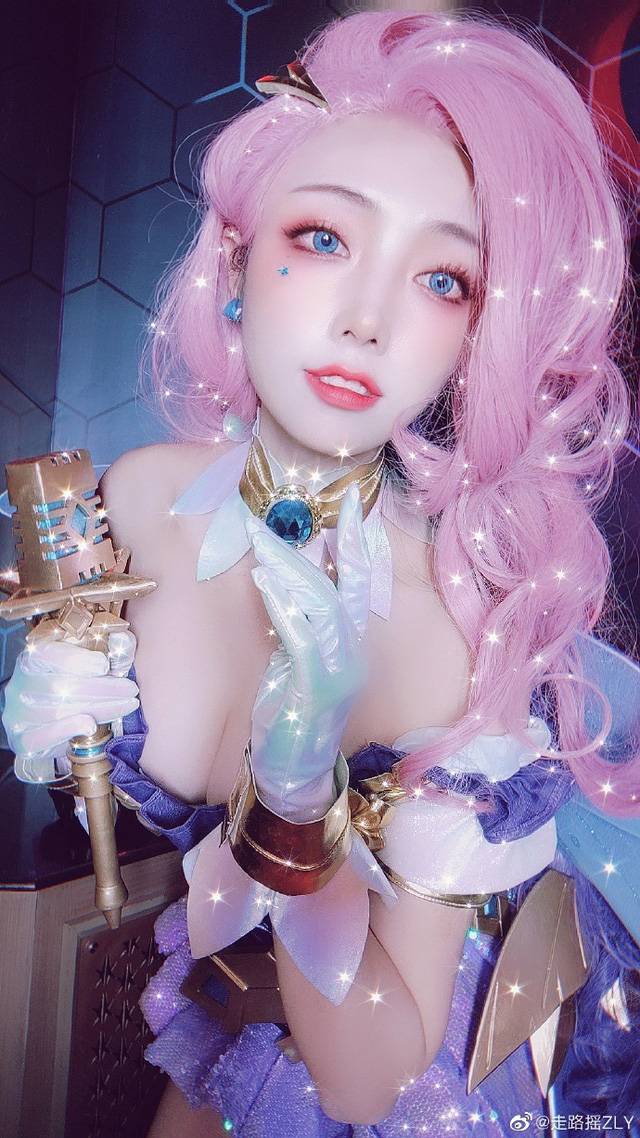 coser@走路摇ZLY在《英雄联盟》cos“星籁歌姬”萨勒芬妮 coser@走路摇ZLY在《英雄联盟》cos“星籁歌姬”萨勒芬妮
