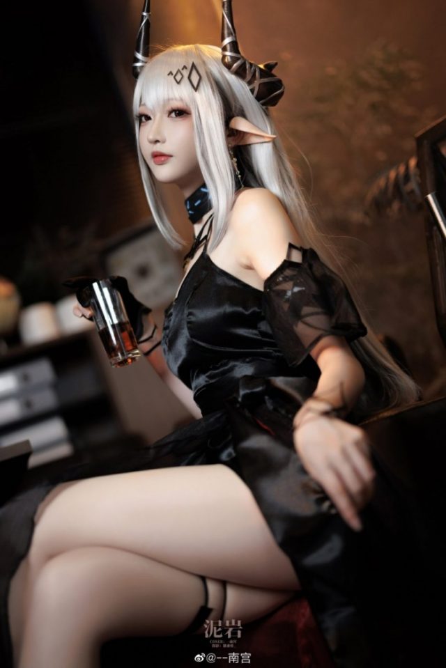 coser@南宫在《明日方舟》化身美丽动人的泥岩Mudrock coser@南宫在《明日方舟》化身美丽动人的泥岩Mudrock
