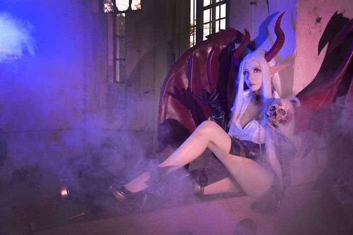 coser@Miu在《传说对决》中化身充满魔力的“黑暗女王”