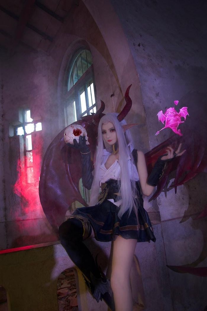 coser@Miu在《传说对决》中化身充满魔力的“黑暗女王”