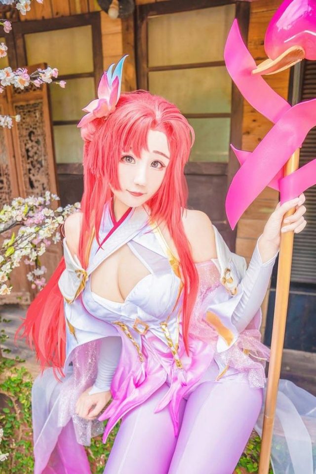 肉感少女coser@Neneko在《王者荣耀》中化身魅力迷人的貂蝉