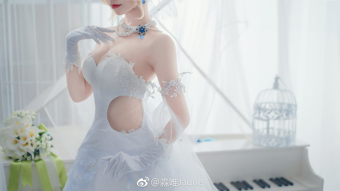 coser@淼唯Jaune在《Fate》化身婚纱版的“Saber Alter”阿尔托利亚