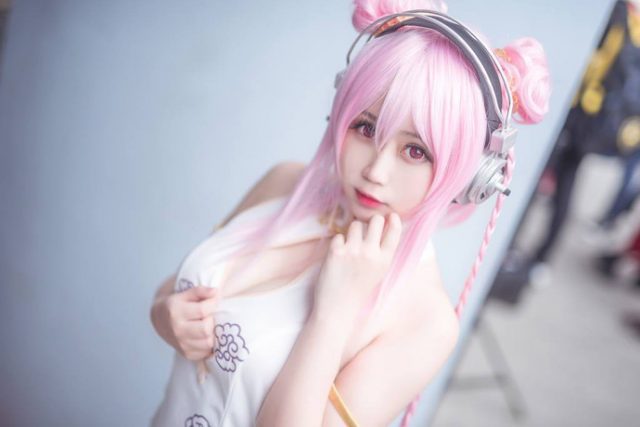 coser@依依超级懒在现实生活中化身性感的“超级索尼子”