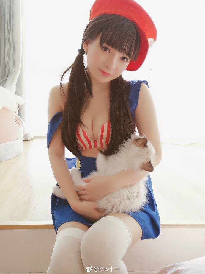 coser@Moi十一在《超级马里奥》游戏中化身可爱的“马里奥 ”
