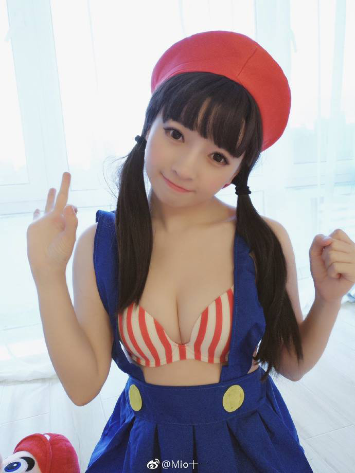 coser@Moi十一在《超级马里奥》游戏中化身可爱的“马里奥 ”