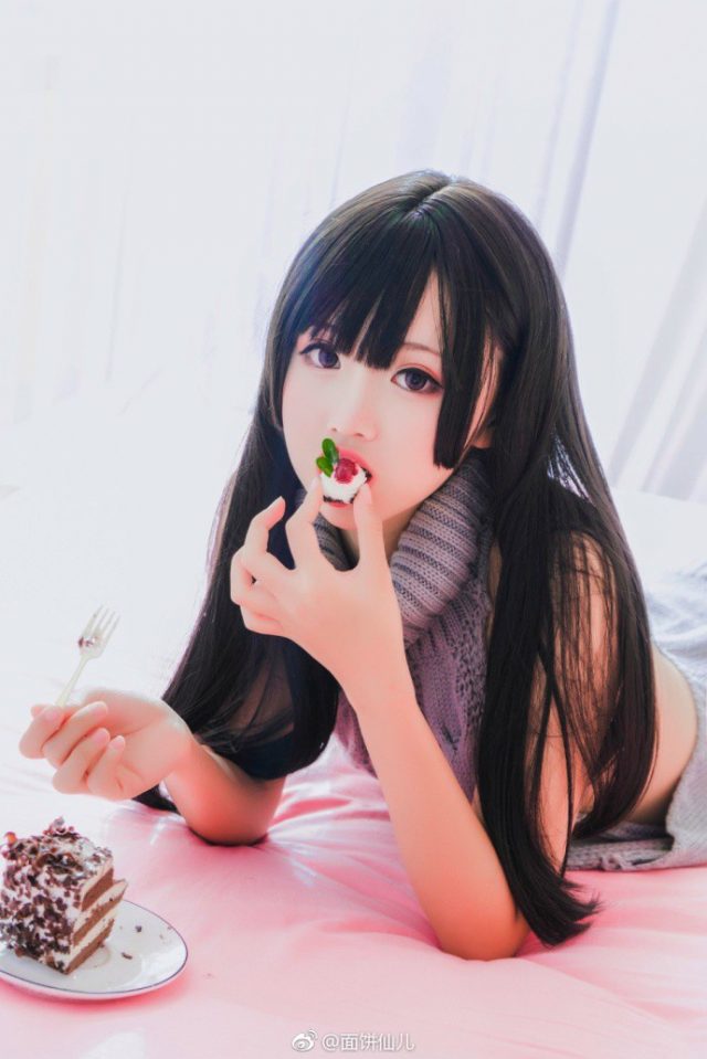 一组来自coser@面饼仙儿的“挑逗性”毛衣cosplay照片