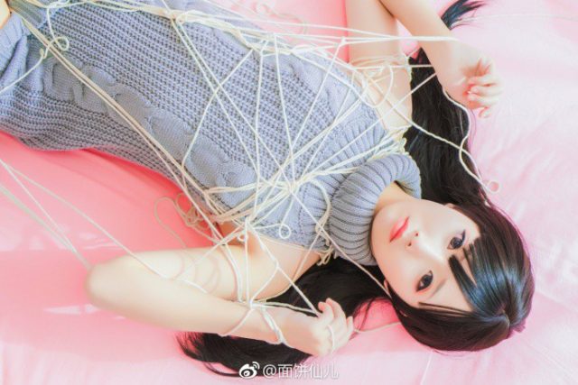 一组来自coser@面饼仙儿的“挑逗性”毛衣cosplay照片