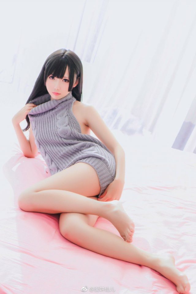 一组来自coser@面饼仙儿的“挑逗性”毛衣cosplay照片