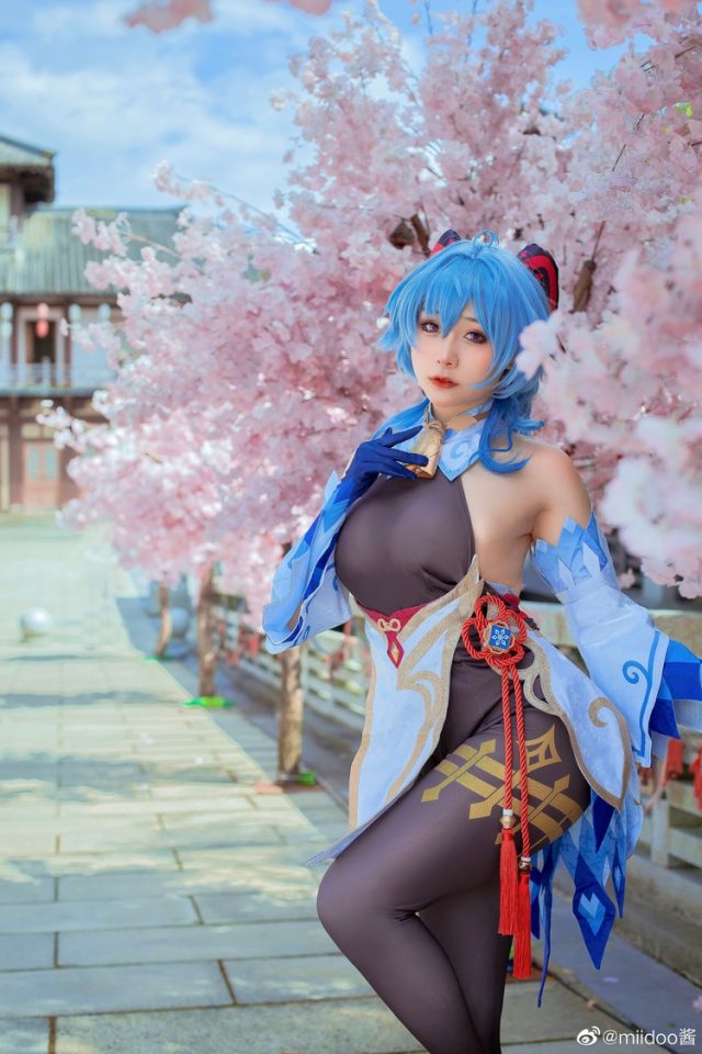 女coser@miidoo酱在游戏《原神Impact》中的甘雨COSPLAY 女coser@miidoo酱在游戏《原神Impact》中的甘雨COSPLAY
