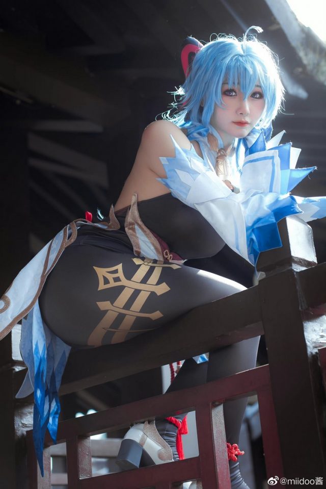 女coser@miidoo酱在游戏《原神Impact》中的甘雨COSPLAY 女coser@miidoo酱在游戏《原神Impact》中的甘雨COSPLAY
