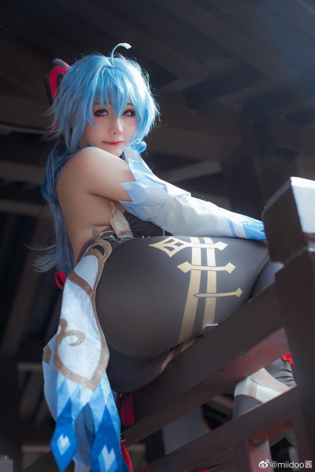 女coser@miidoo酱在游戏《原神Impact》中的甘雨COSPLAY 女coser@miidoo酱在游戏《原神Impact》中的甘雨COSPLAY