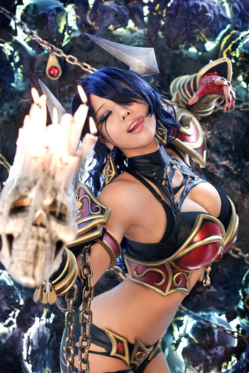 “螺旋猫”coser@Tasha在游戏《刀塔2》化身“痛苦女王”阿卡莎